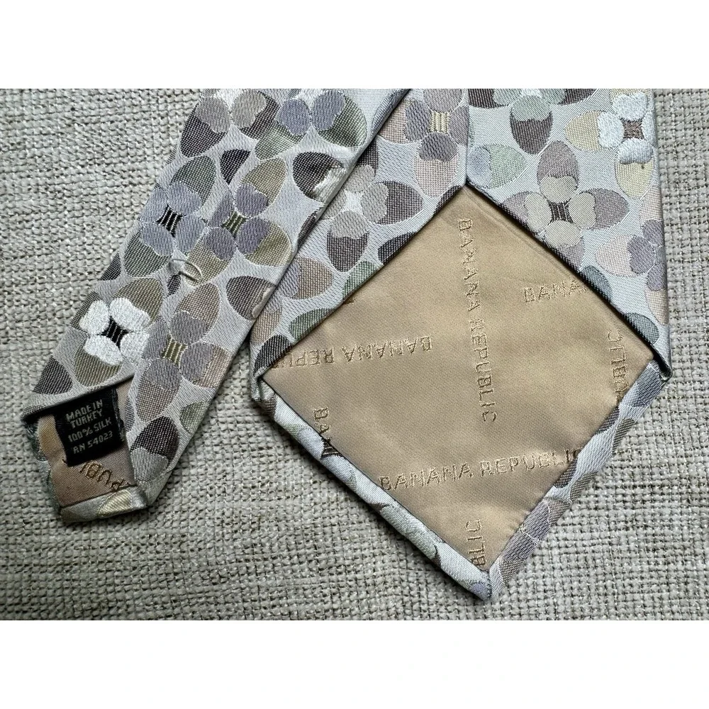 EUC Banana Republic Floral Gray Tan Beige Muted Silk Tie‎ Necktie Made In Turkey